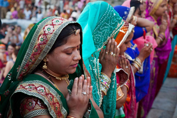 お祈りするヒンドゥー教徒の写真