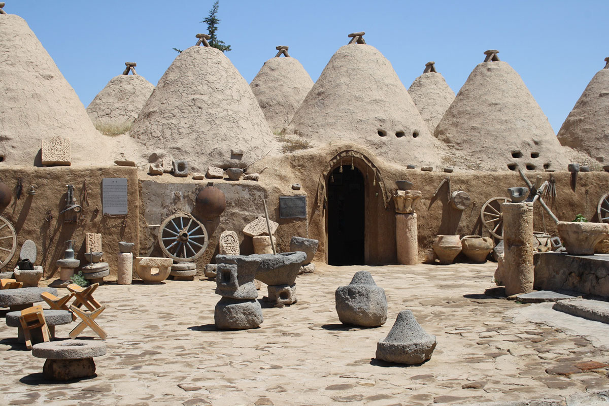 丸い円錐状の日干し煉瓦を用いた伝統的な住居